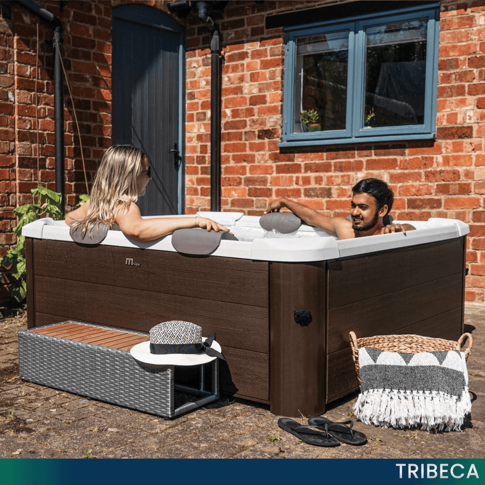 Luxury jacuzzi with advanced features for home wellness